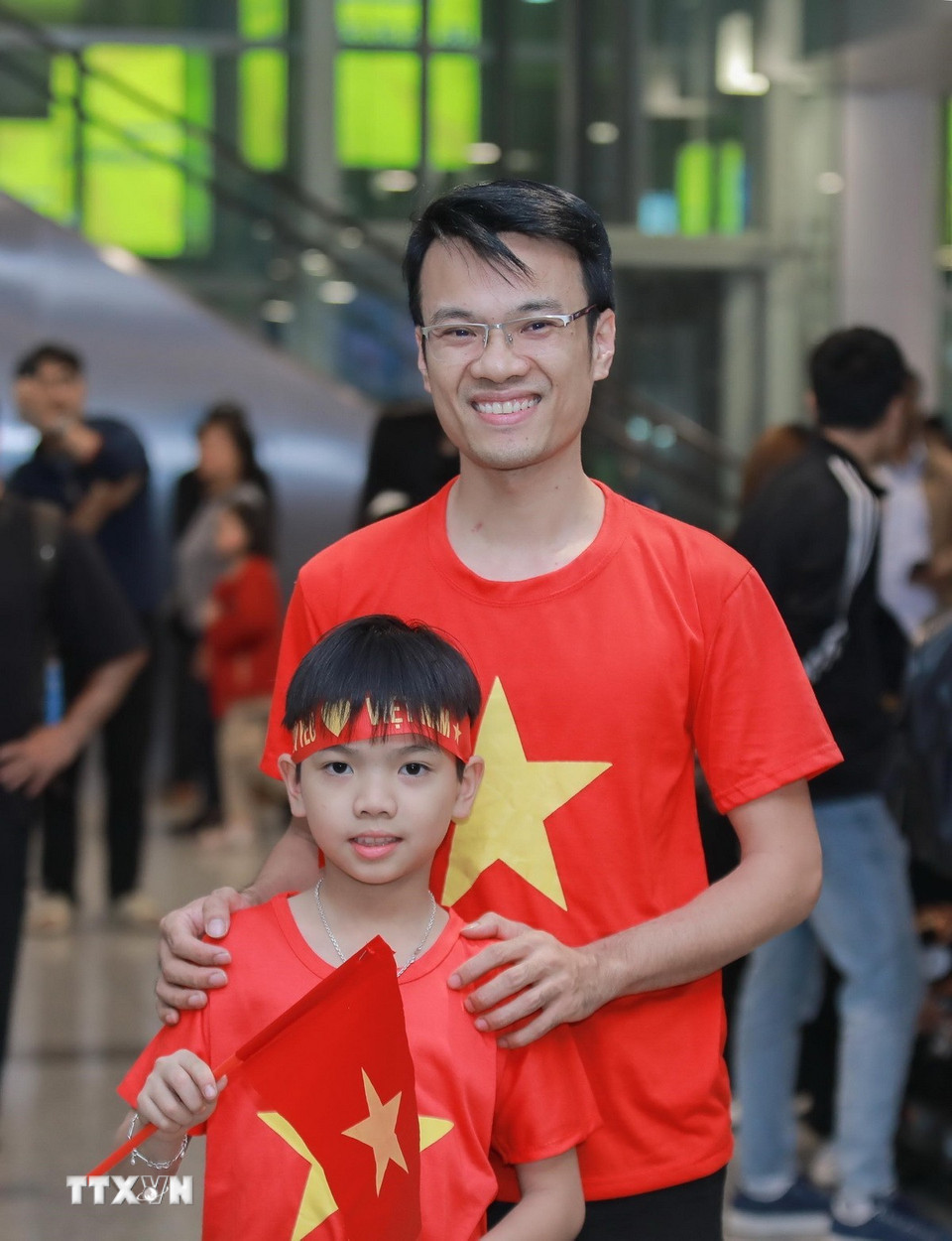 Người hâm mộ đến Sân bay quốc tế Nội Bài từ rất sớm chờ chúc mừng đội tuyển bóng đá nam U22 Việt Nam. (Ảnh: Phan Phương/TTXVN)