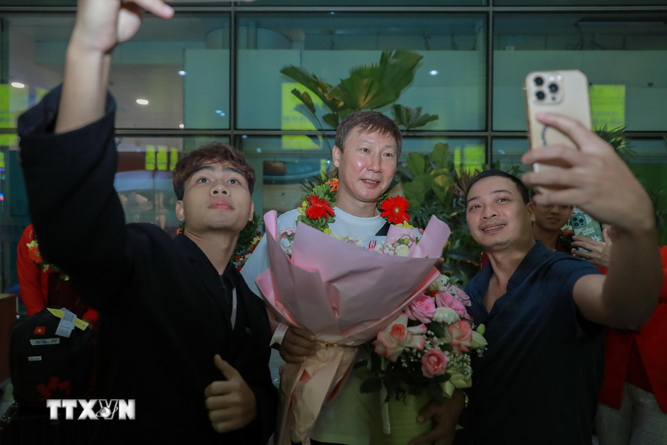 Người hâm mộ chụp ảnh selfie cùng huấn luyện viên Kim Sang-sik. (Ảnh: Phan Phương/TTXVN)