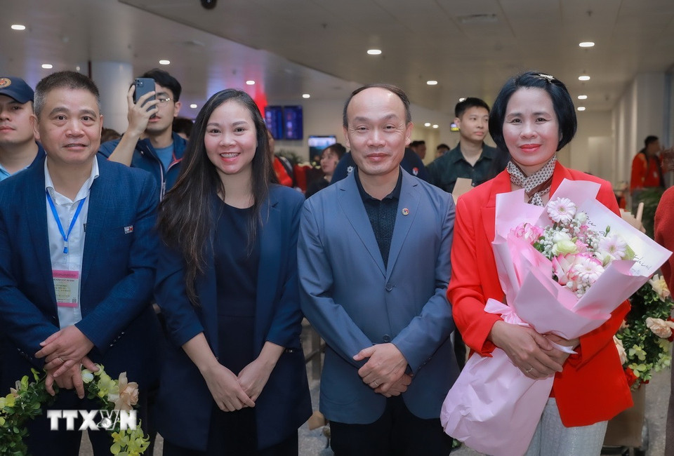 Lãnh đạo Cục Thể dục Thể thao và người hâm mộ đã có mặt tại sân bay Nội Bài từ rất sớm để chào đón đội tuyển bóng đá nam U22 Việt Nam. (Ảnh: Phan Phương/TTXVN)