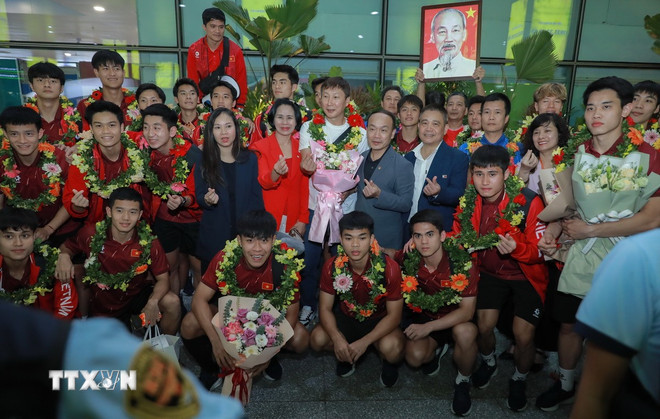 Lãnh đạo Cục Thể dục thể thao và người hâm mộ chụp ảnh lưu niệm cùng đội tuyển U22 Việt Nam. (Ảnh: Phan Phương/TTXVN)