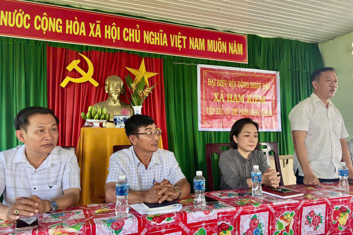 gen-n-lanh-dao-xa-ham-kiem-noi-chuyen-voi-nguoi-dan-sau-lu.jpg
