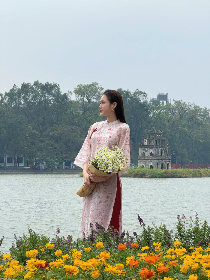 Đỗ Thị Hà thể hiện sự dịu dàng khi chụp ảnh áo dài.