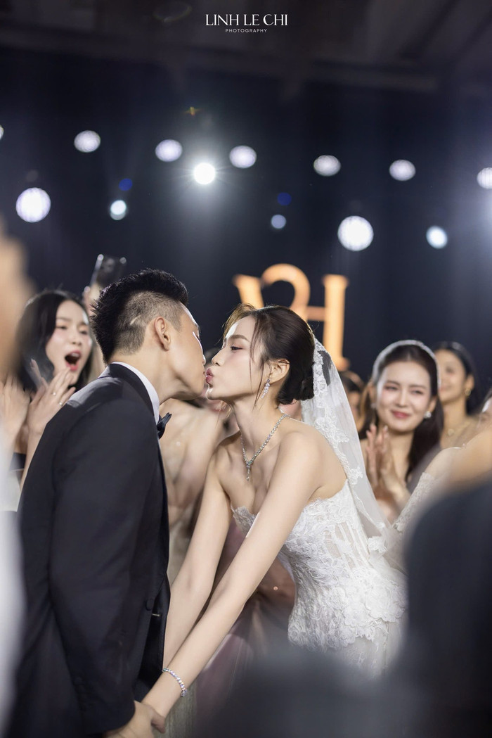 Khoảnh khắc tình tứ của vợ chồng Đỗ Thị Hà trong đám cưới.