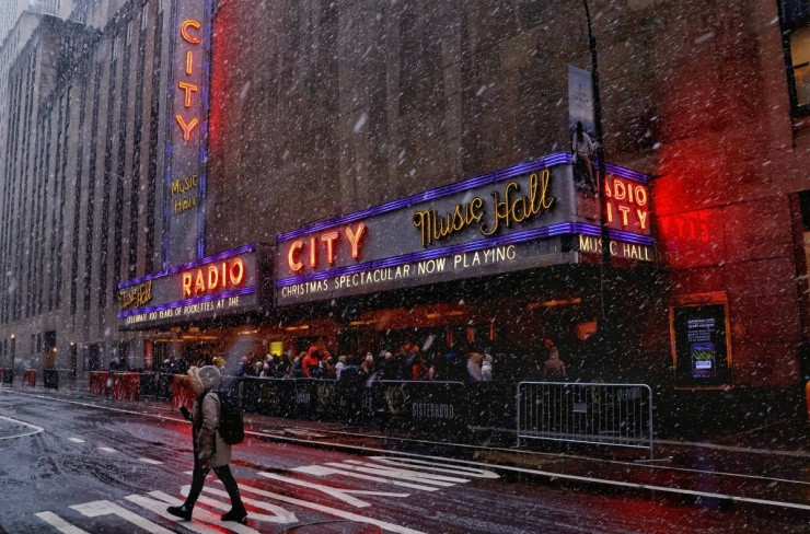 Đường phố trước Radio City Music Hall trơn trượt sau khi tuyết rơi