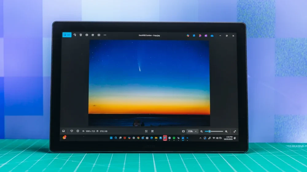 Wacom Cintiq 16 2025 với thiết kế bo tròn và màn hình IPS
