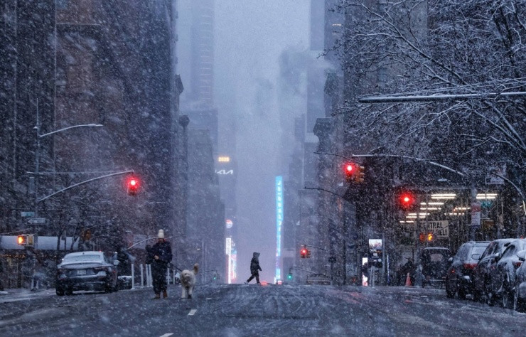 Xe dọn tuyết làm việc trên đường phố New York sau đợt tuyết rơi