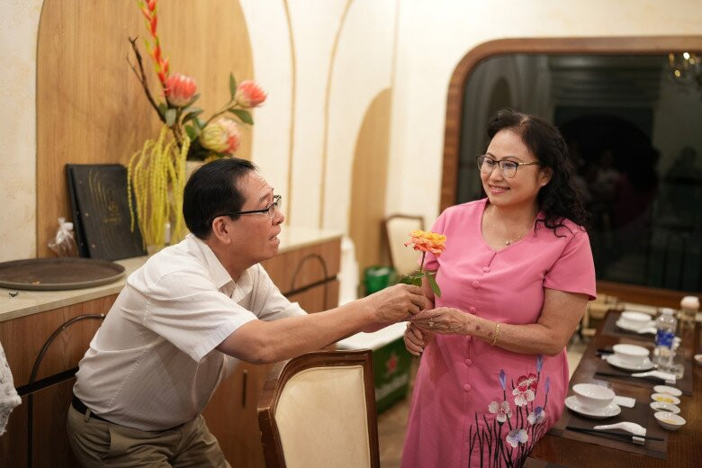 Hình ảnh bố mẹ chồng H’Hen Niê thể hiện tình cảm trước mặt con cháu.