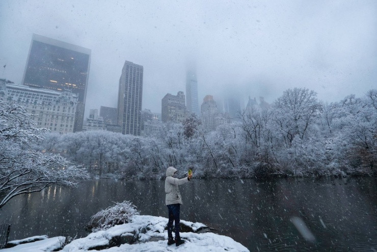 Tuyết phủ trắng khu vực hồ The Lake với tầm nhìn hướng về Manhattan