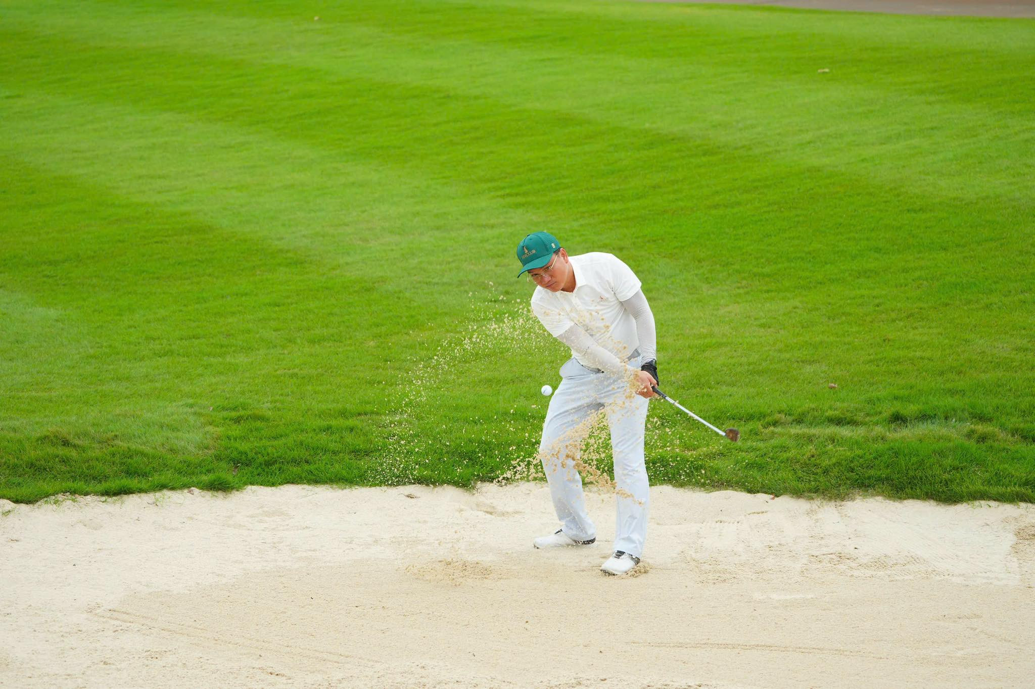 Golfer thực hiện cú đánh tại Vinpearl Golf Léman