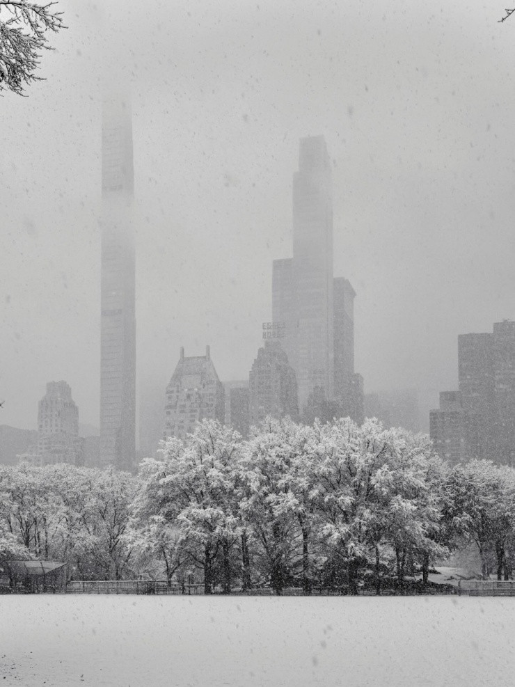 Các tòa nhà cao tầng tại Manhattan mờ ảo trong tuyết rơi