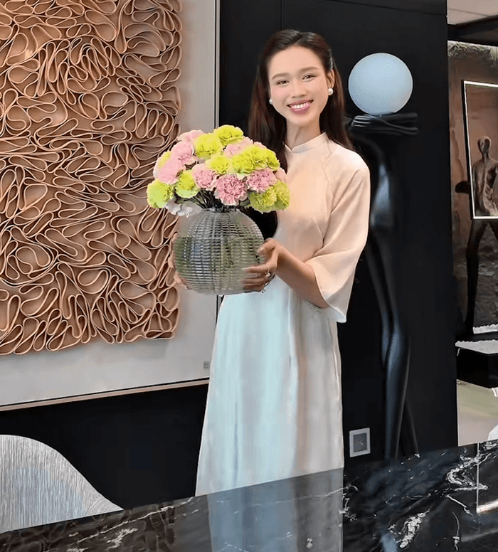Đỗ Thị Hà tranh thủ học cắm hoa khi khoe áo dài diện trong Tết đầu tiên khi làm dâu hào môn.
