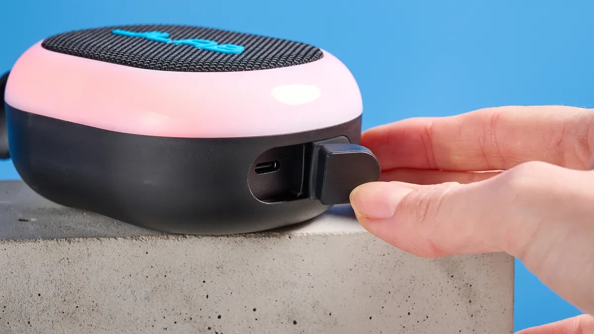 Cổng sạc USB-C trên JLab Pop Party