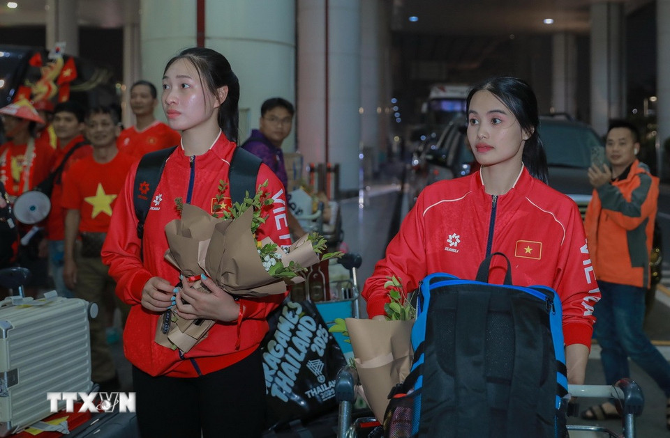 Các tuyển thủ futsal nữ về tới Sân bay quốc tế Nội Bài. (Ảnh: Phan Phương/TTXVN)