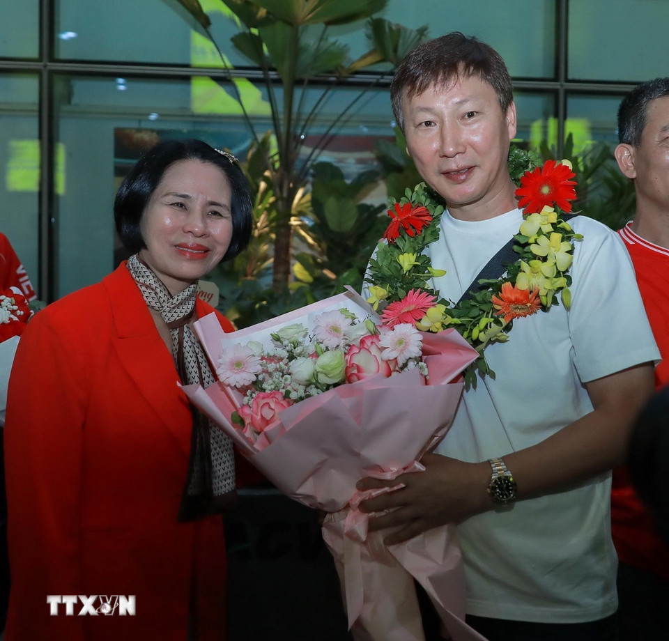 Phó Cục trưởng Cục Thể dục Thể thao Lê Thị Hoàng Yến tặng hoa chúc mừng huấn luyện viên đội tuyển U22 Kim Sang-sik. (Ảnh: Phan Phương/TTXVN)