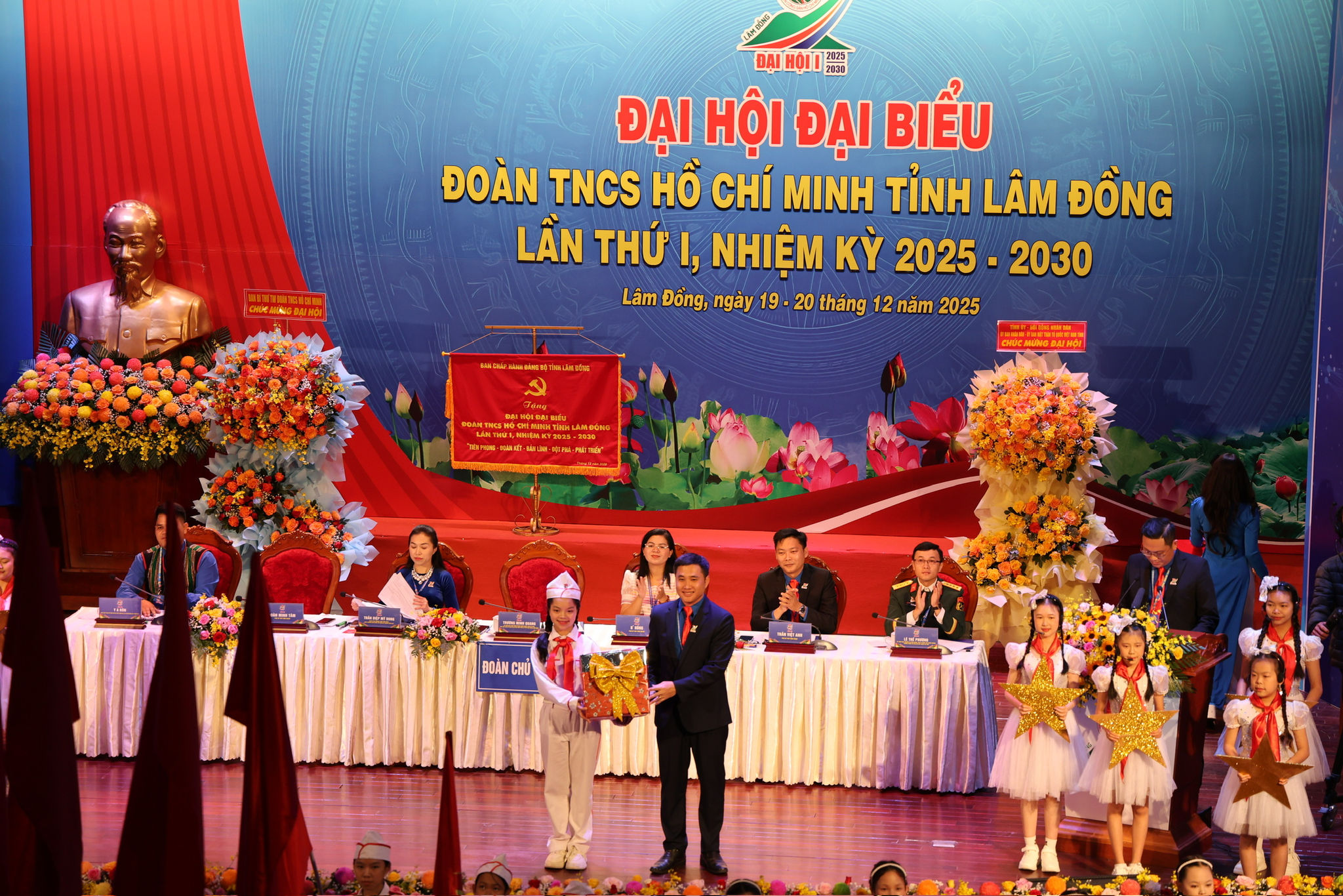 Tỉnh ủy viên, Phó Chủ tịch Ủy ban MTTQ Việt Nam tỉnh, Bí thư Tỉnh đoàn Lâm Đồng thay mặt Đoàn Chủ tịch Đại hội trao quà cho các em thiếu nhi