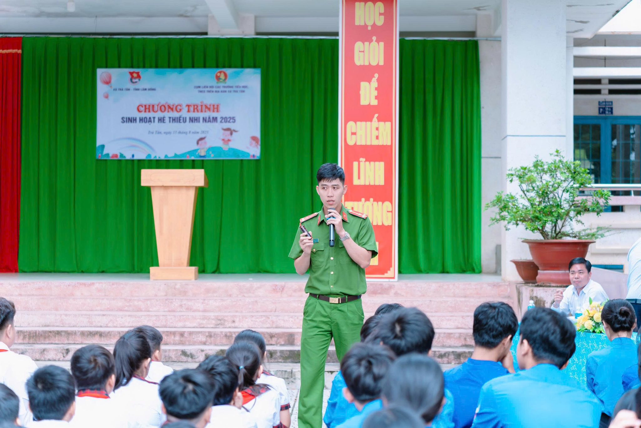 Công an xã Trà Tân tuyên truyền pháp luật cho học sinh