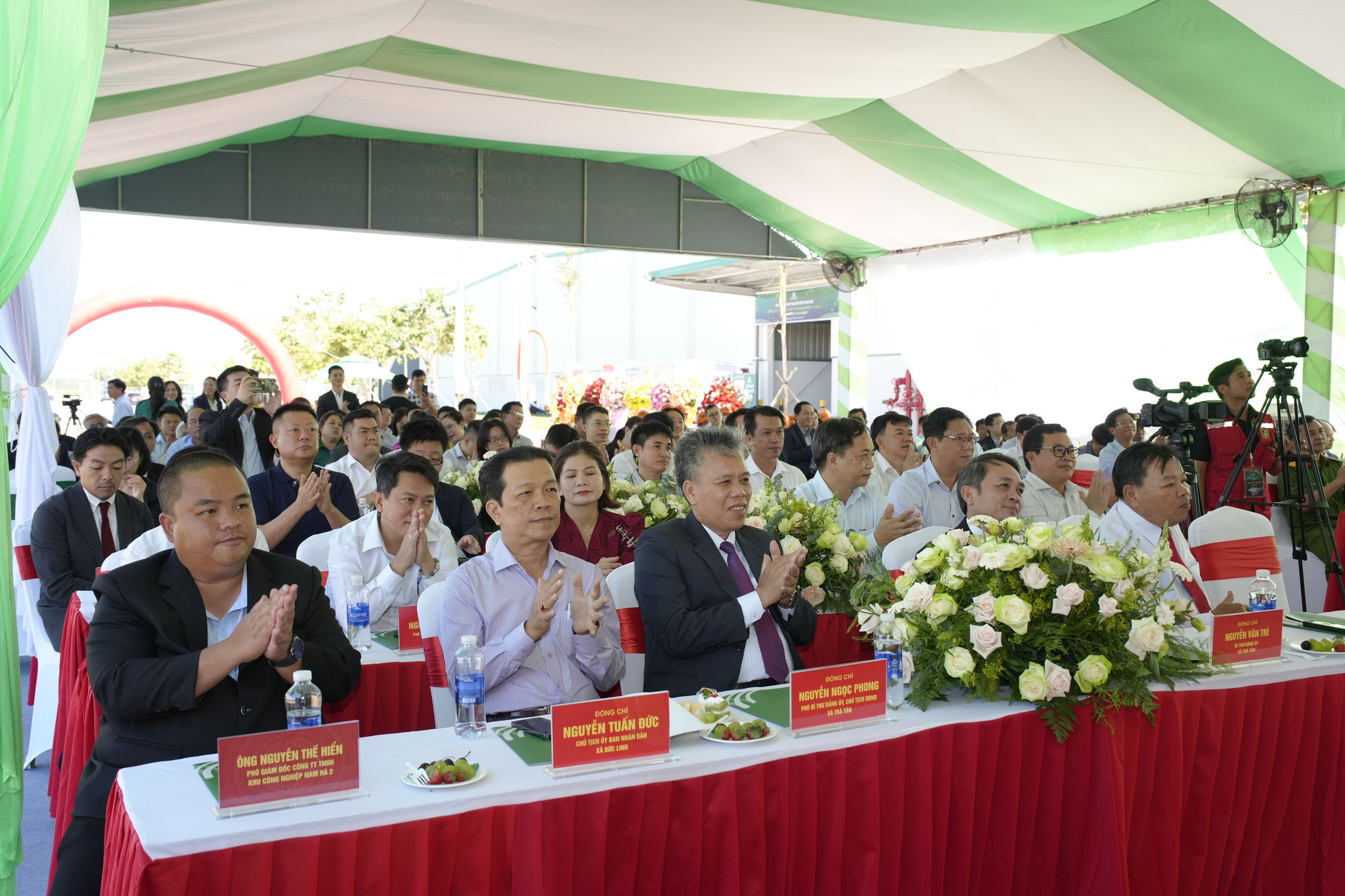 Hình 1_ Đại biểu Link vào, đại diện các sở, ban, ngành, chính quyền địa phương và các doanh nghiệp tham dự lễ Khởi công dự án Nhà Xưởng xây sẵn HLI EcoHub Nam Hà