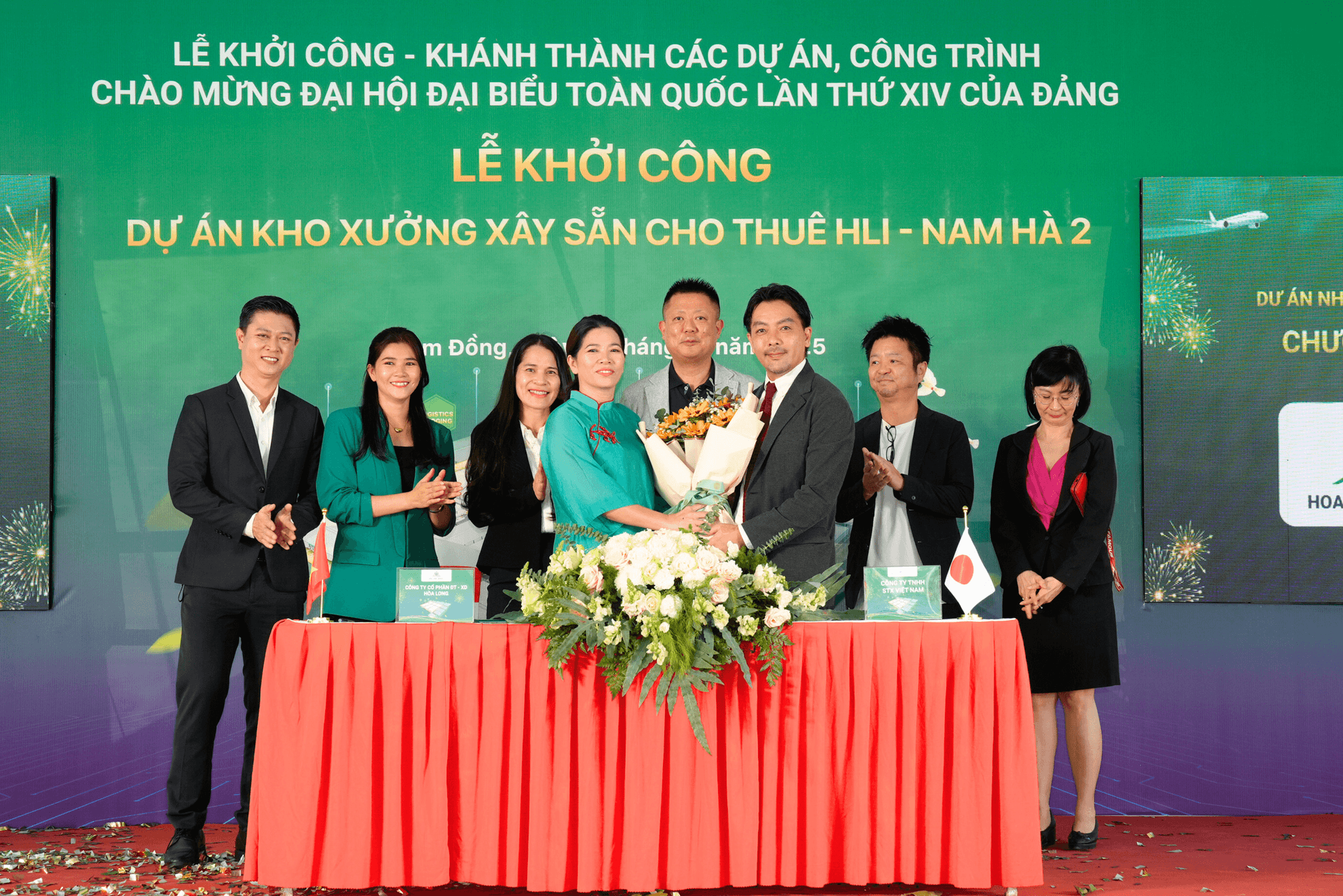 Hình 3_ Hòa Long Invest và Công ty TNHH STX Việt Nam thực hiện ký kết hợp tác thuê nhà xưởng