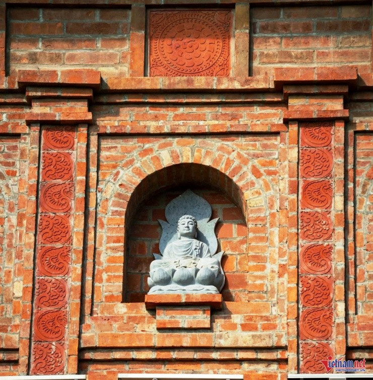 Hệ thống tượng Phật đá bên ngoài tháp Báo Thiên