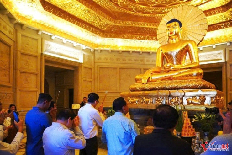Phật tử chiêm bái tại bảo tháp