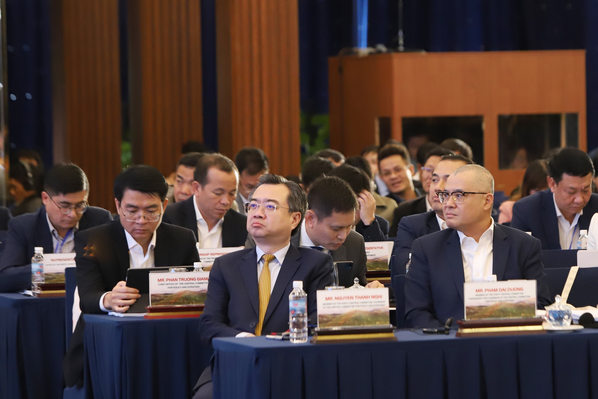 ថ្នាក់ដឹកនាំនៃនាយកដ្ឋានគោលនយោបាយ និងយុទ្ធសាស្ត្រនៃគណៈកម្មាធិការកណ្តាលបានតាមដានការពិភាក្សា។