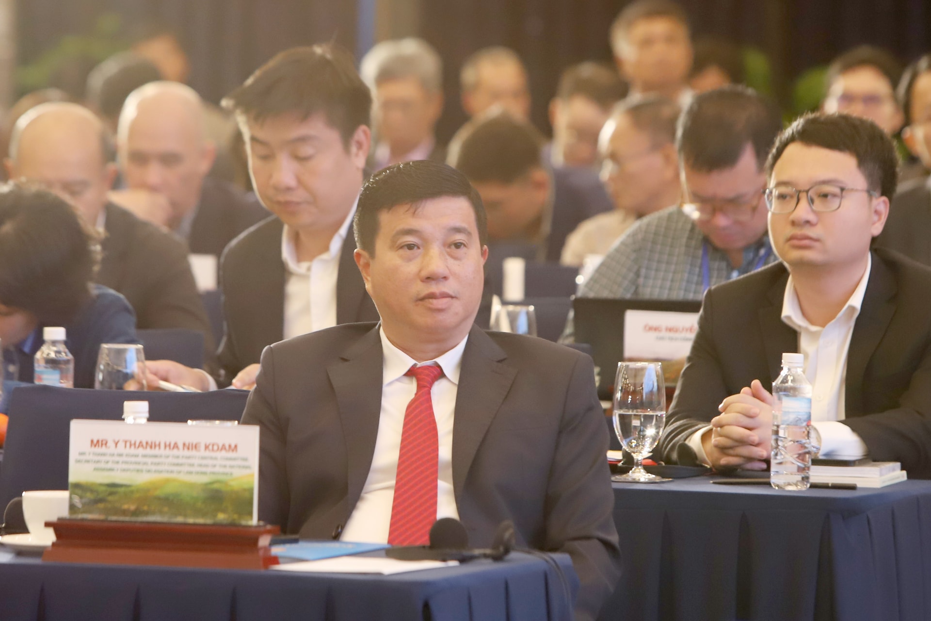 សមមិត្ត អ៊ី ថាញ់ ហា ញី ក្តាម សមាជិកគណៈកម្មាធិការកណ្តាលបក្ស លេខាធិការគណៈកម្មាធិការបក្សខេត្ត និងជាប្រធានគណៈប្រតិភូតំណាងរាស្ត្រខេត្ត បានសង្កេតមើលសិក្ខាសាលានេះ។