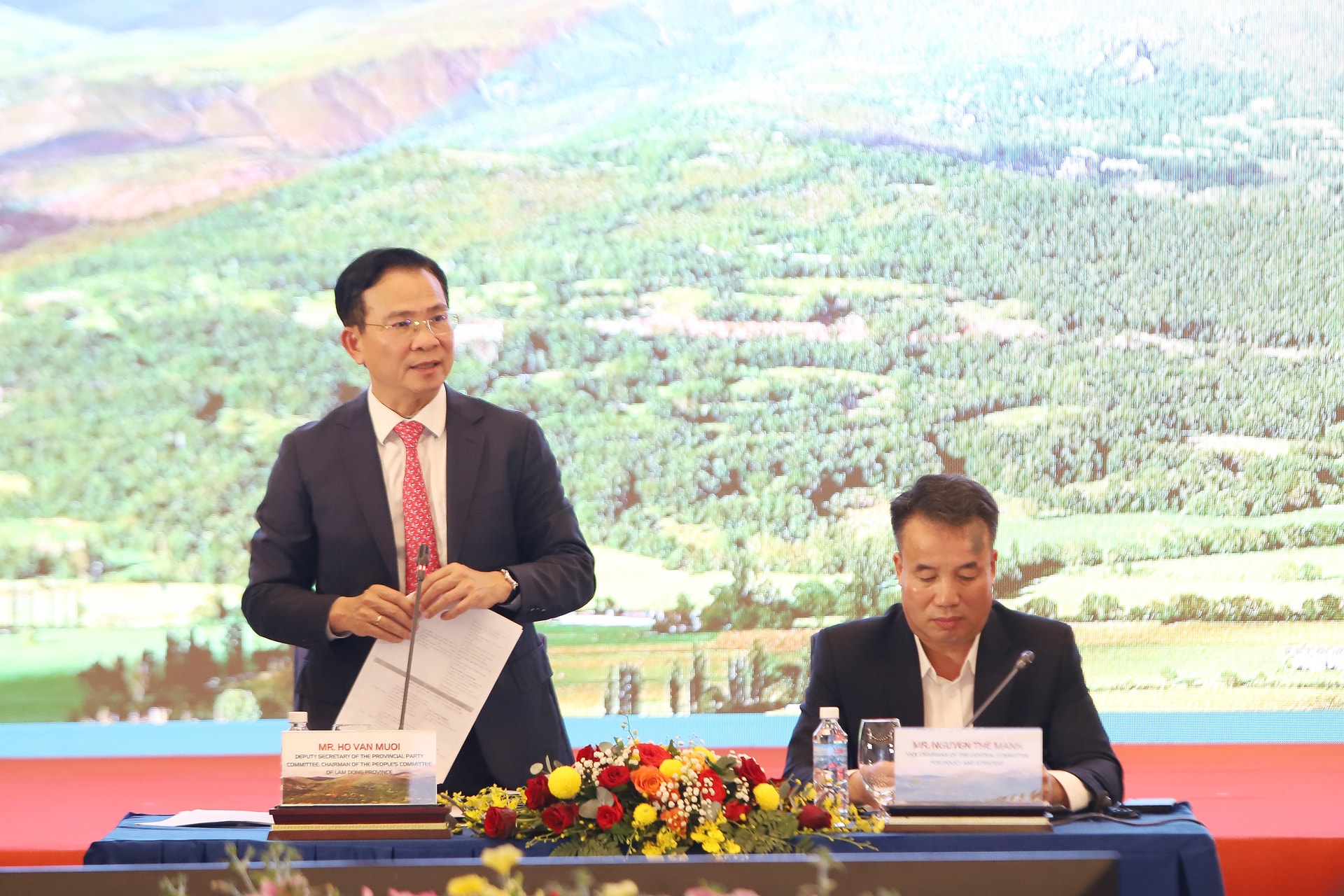 Kameraad Ho Van Muoi, vicesecretaris van het Provinciaal Partijcomité en voorzitter van het Provinciaal Volkscomité, en de heer Nguyen The Manh, vicevoorzitter van het Centraal Beleids- en Strategiecomité, zaten de eerste thematische sessie voor.