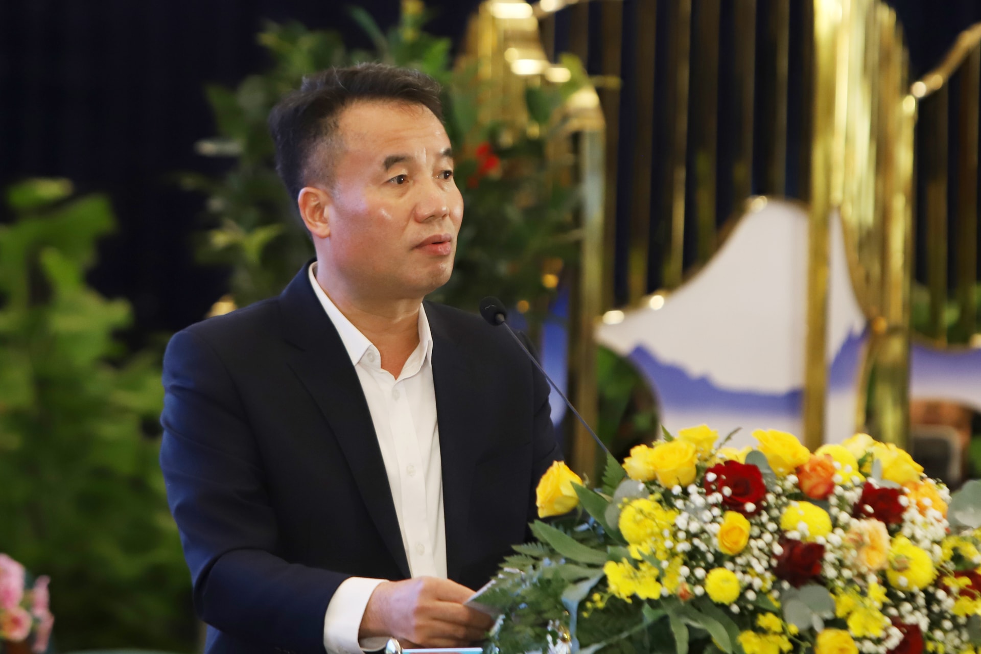 De heer Nguyen The Manh, plaatsvervangend hoofd van de Centrale Commissie voor Beleid en Strategie, gaf leiding aan de discussie tijdens de themasessie.