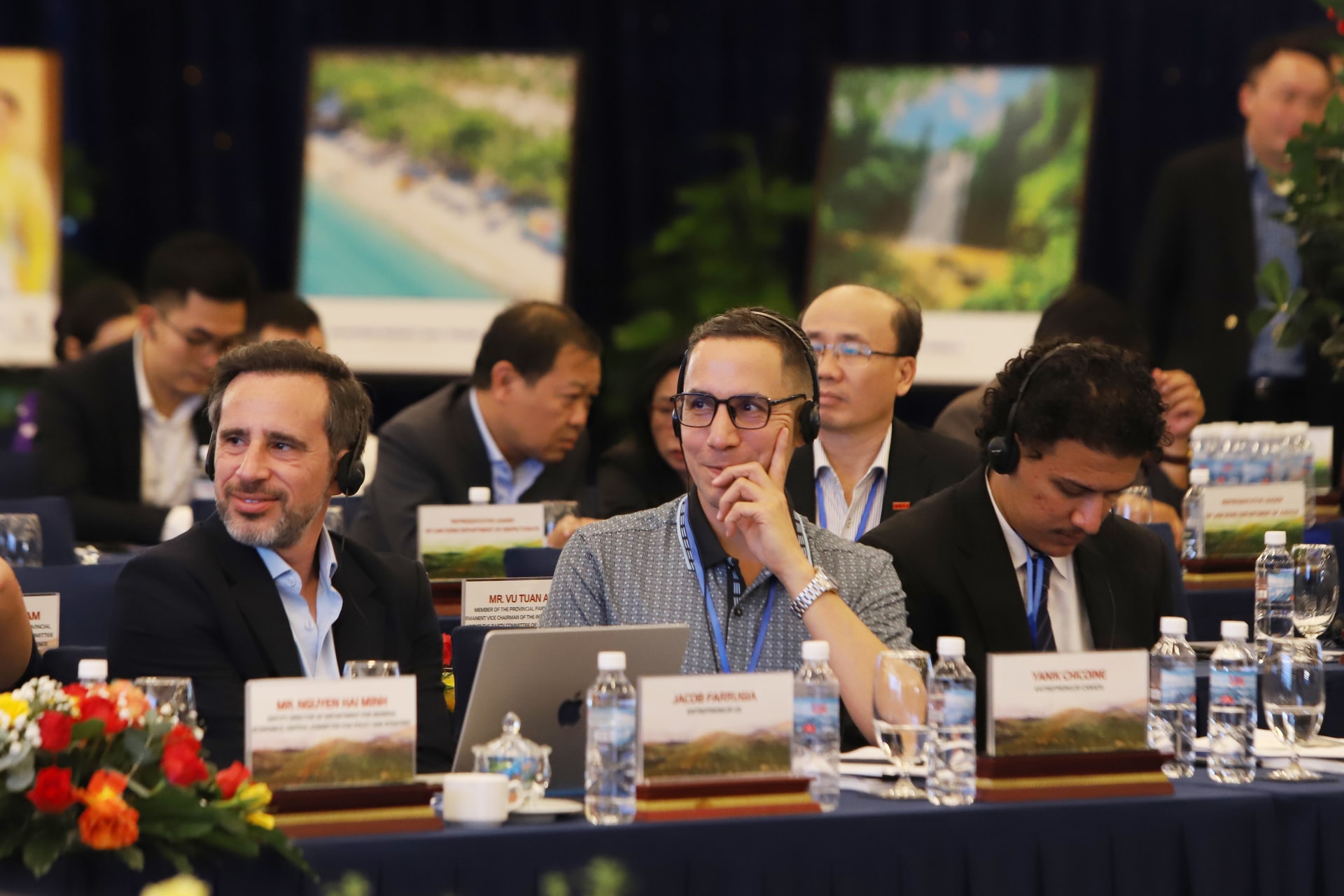 Internationale afgevaardigden volgen de paneldiscussie.