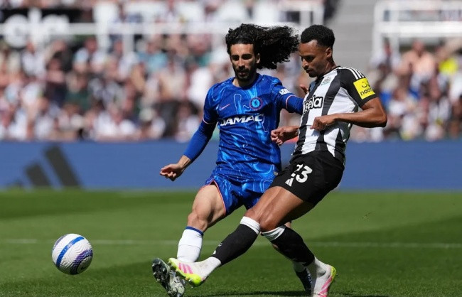 Trận đối đầu kịch tính giữa Newcastle United và Chelsea tại vòng 17 Ngoại hạng Anh.