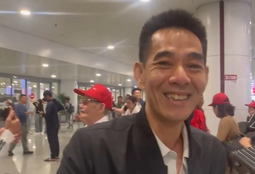 Ông Nguyễn Tiến Quang trả lời báo chí tại sân bay sau khi trở về từ SEA Games 33