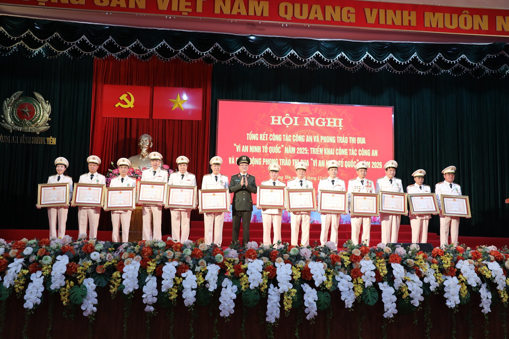 Trao tặng Huân chương Bảo vệ Tổ quốc cho cán bộ chiến sĩ Công an Hưng Yên.