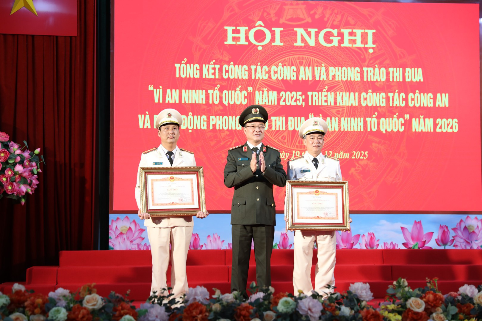 Thứ trưởng Phạm Thế Tùng trao Bằng khen của Thủ tướng Chính phủ.