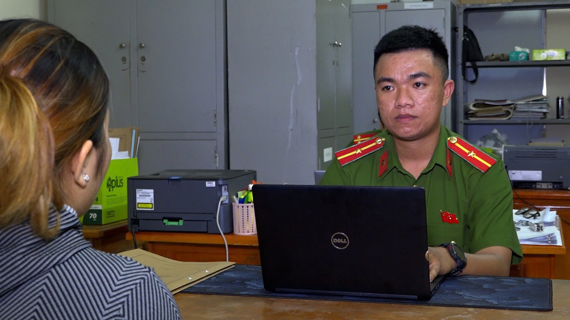 Công an xã Mỹ Hiệp làm việc với đối tượng P.T.C.T về hành vi báo tin giả.