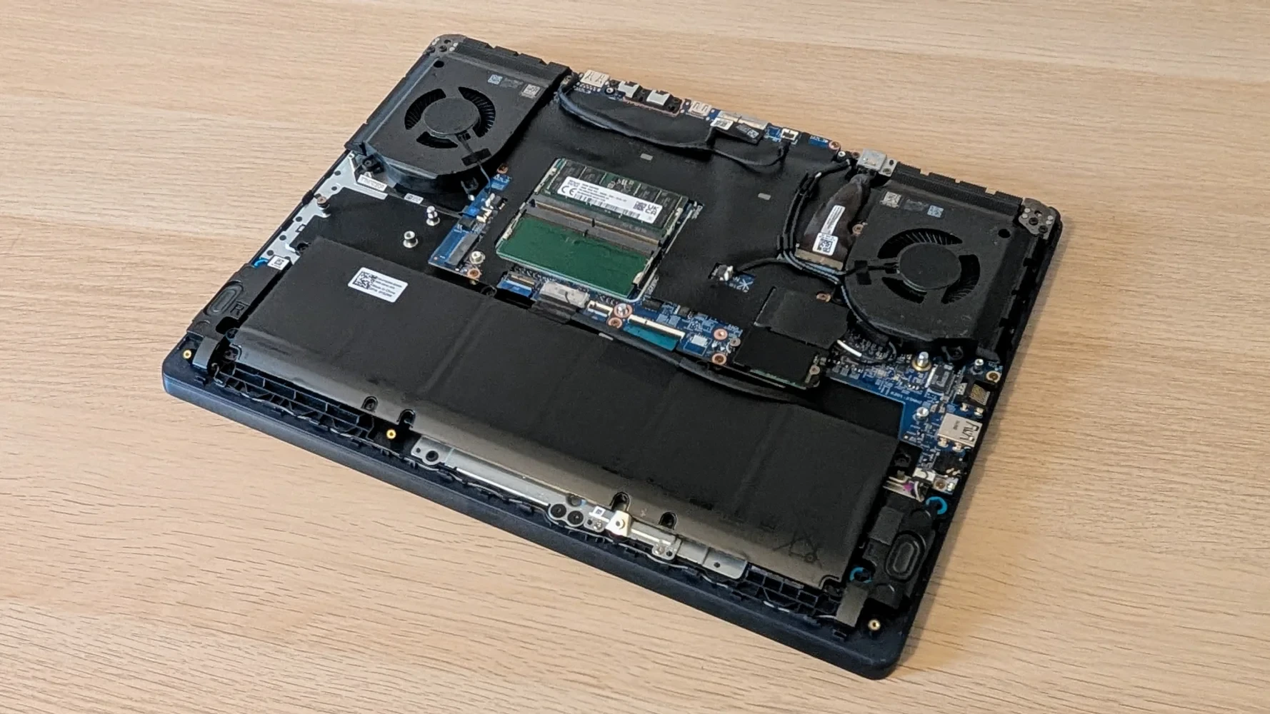 Linh kiện bên trong Alienware 16X Aurora