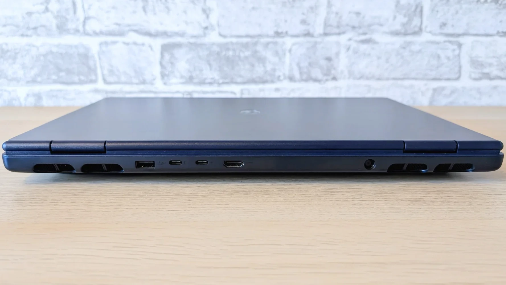 Các cổng kết nối phía sau máy Alienware 16X Aurora