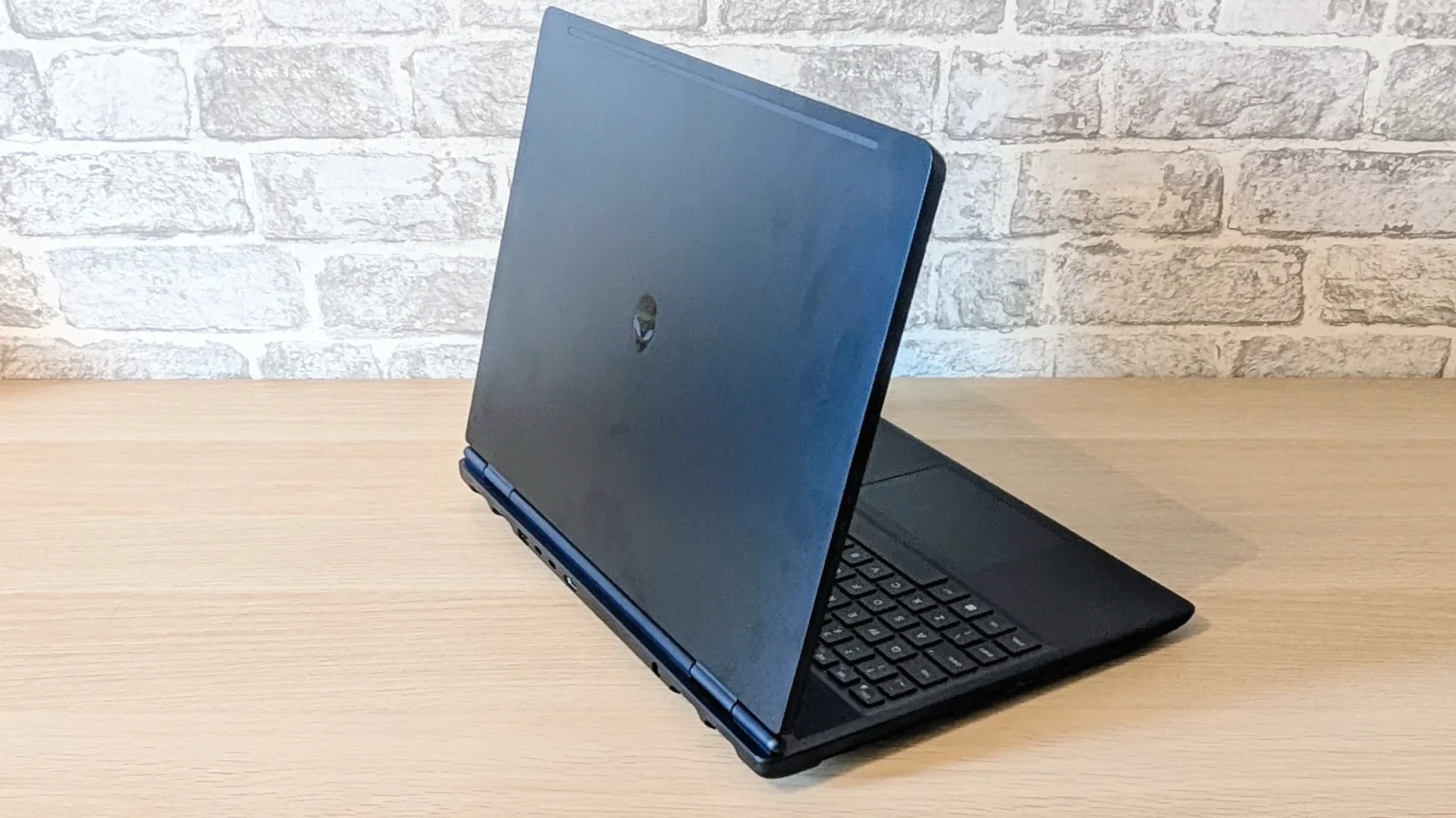 Cận cảnh Alienware 16X Aurora với thiết kế hiện đại