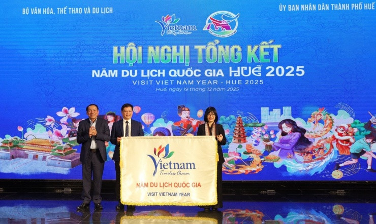 Lễ trao cờ đăng cai Năm Du lịch quốc gia 2026 cho tỉnh Gia Lai.
