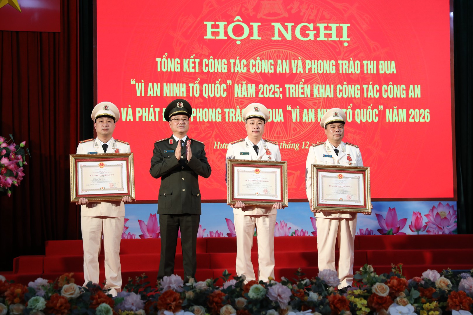 Thứ trưởng Phạm Thế Tùng trao thưởng cho các cá nhân xuất sắc.