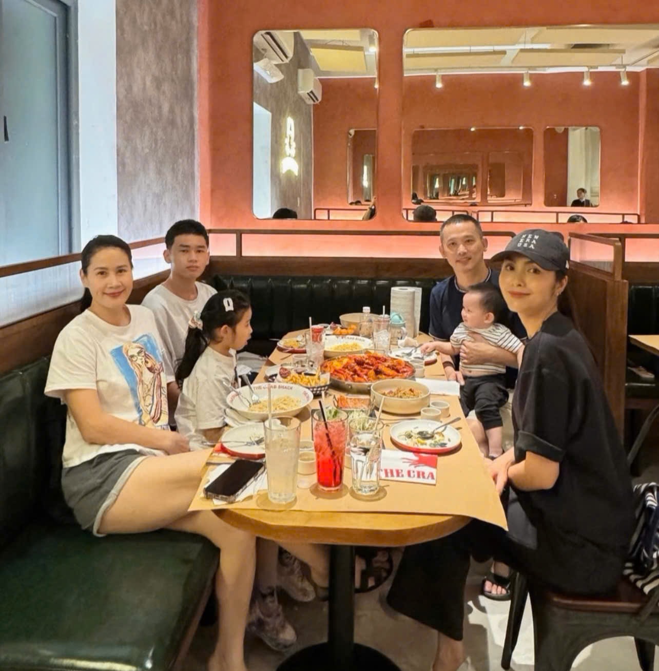 Tăng Thanh Hà đi ăn cùng Thân Thúy Hà