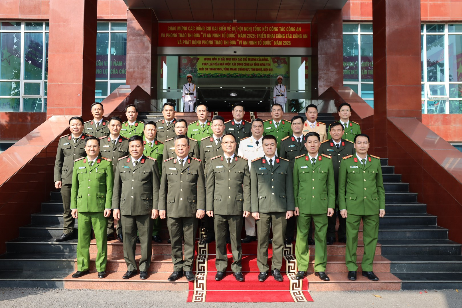 Các đại biểu chụp ảnh lưu niệm tại hội nghị Công an tỉnh Hưng Yên.