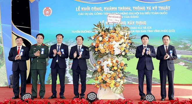 Lãnh đạo Link vào Phú Thọ tặng hoa chúc mừng các dubai casino 88 - dubai palace dubaicasino88.bio thi công dự án nút giao IC2, IC5