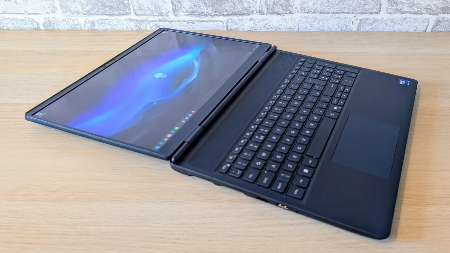 Mặt lưng máy Alienware 16X Aurora màu Interstellar Indigo
