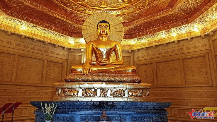 Tượng Phật Thích Ca Mâu Ni bằng đồng dát vàng tại tầng 1