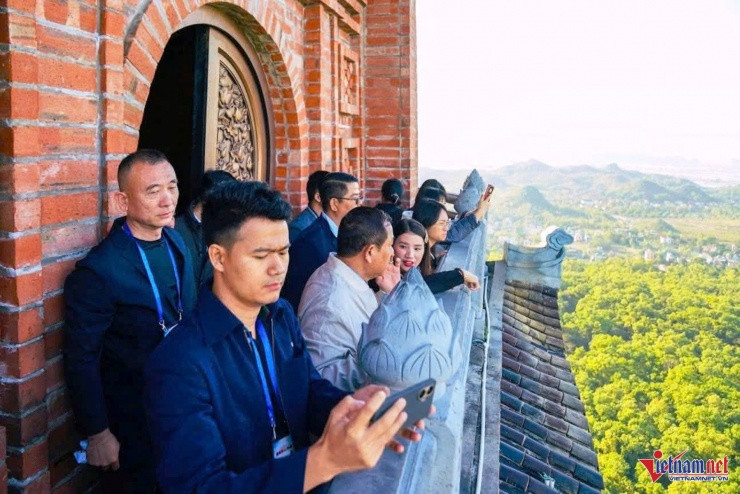 Toàn cảnh chùa Bái Đính nhìn từ tầng 12 của tháp