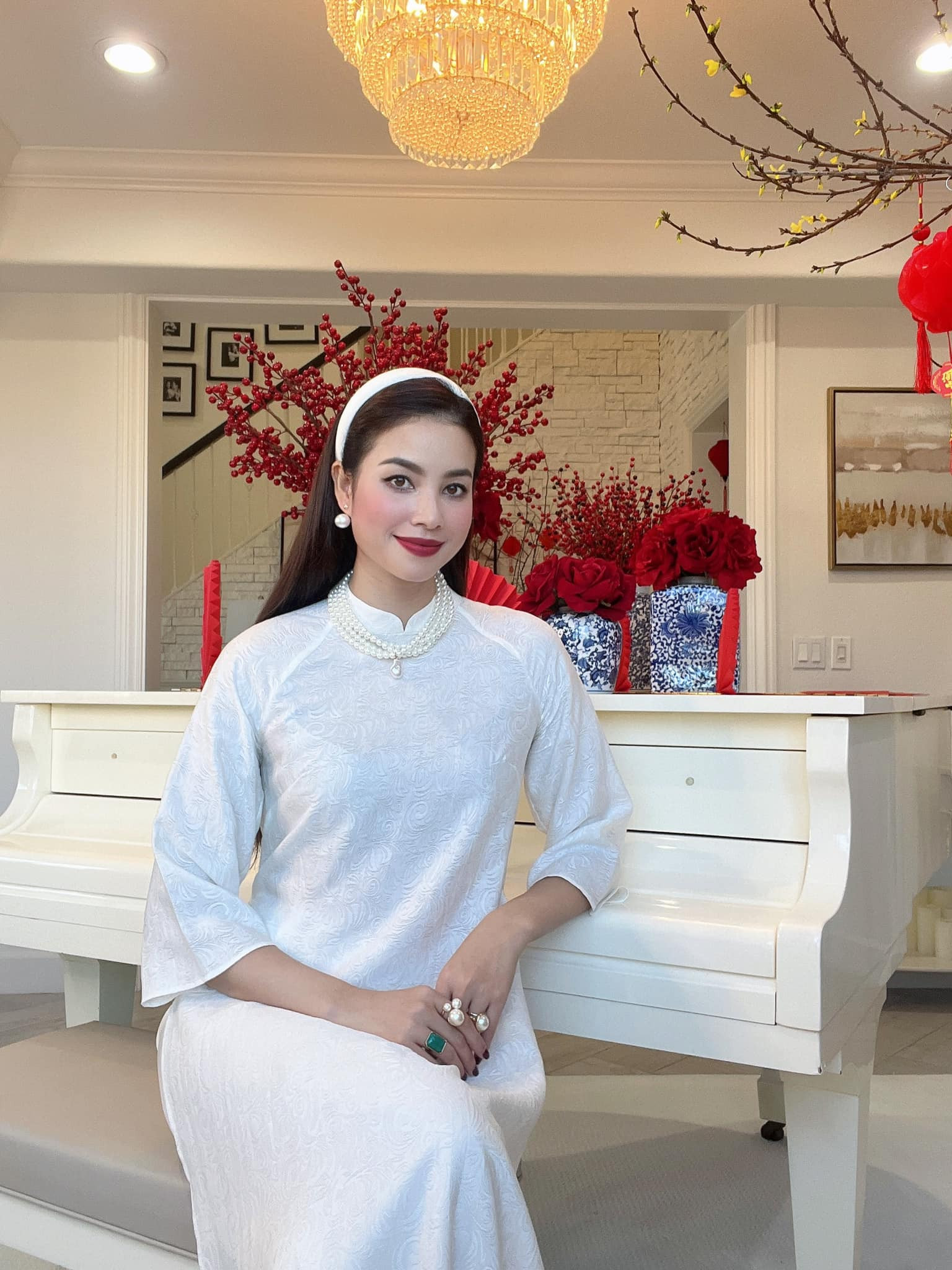 Nghi vấn rạn nứt hôn nhân của Phạm Hương do động thái xóa ảnh.