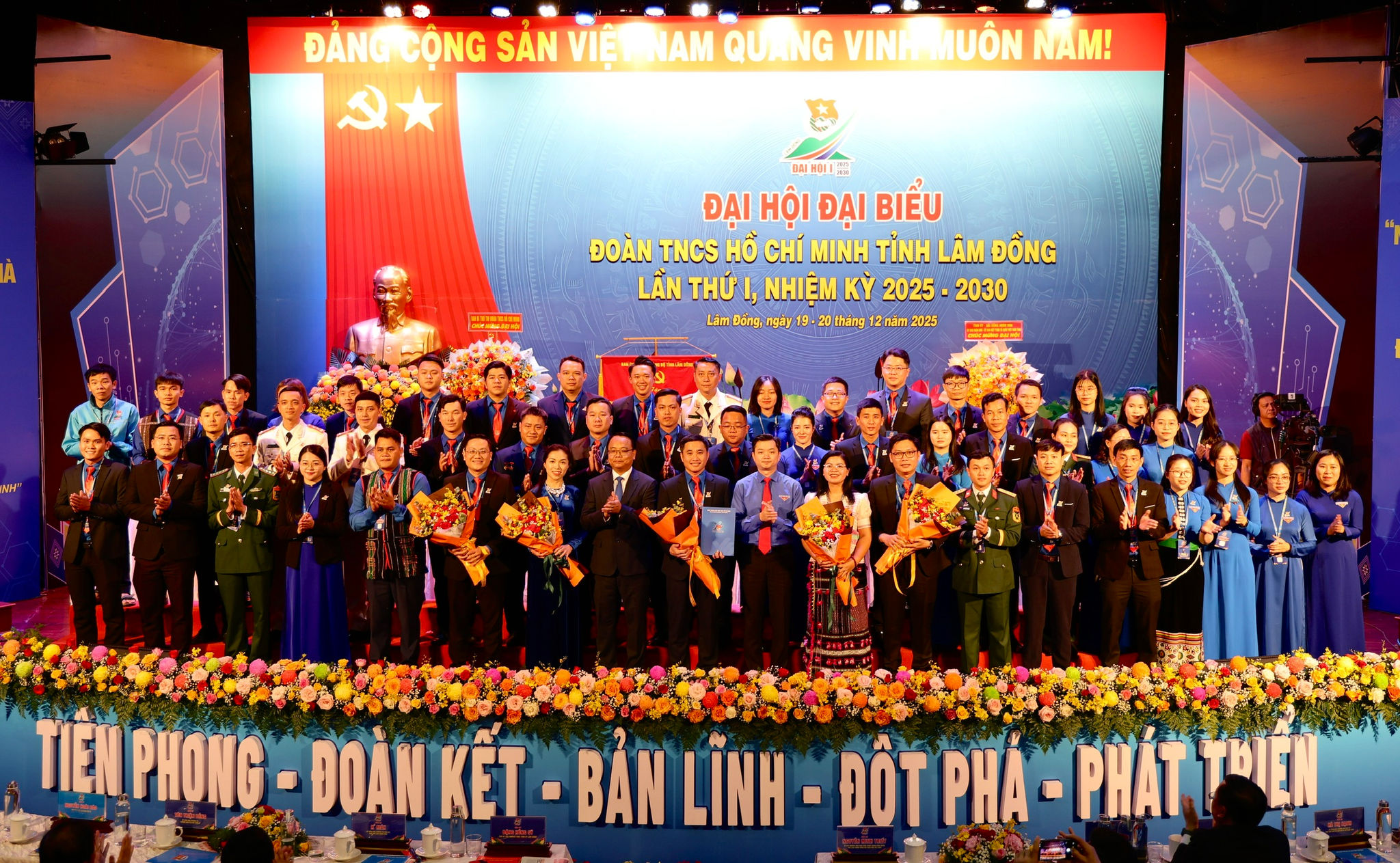 ra mắt