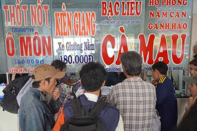 Hành khách mua vé tại Bến xe miền Tây (phường An Lạc, TPHCM)