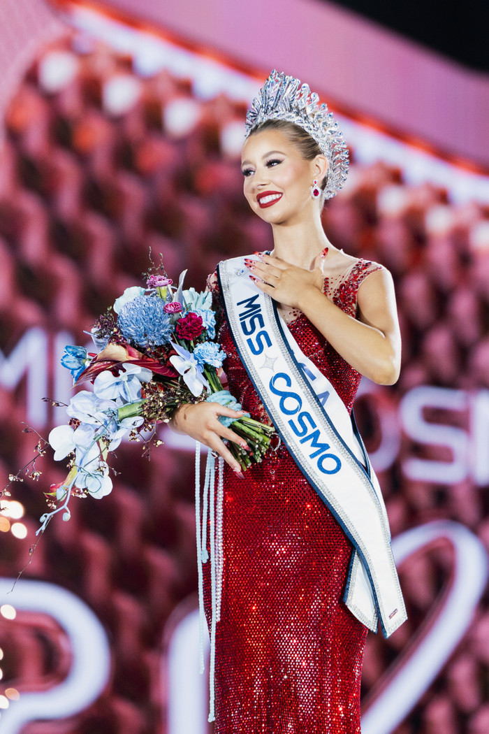 Yolina Lindquist chính thức đăng quang Miss Cosmo 2025