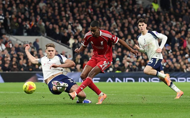 Pha kiến tạo tinh tế của Wirtz giúp Isak lập công cho Liverpool.